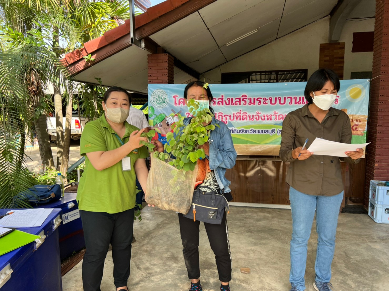 title - ส.ป.ก. เพชรบุรี ดำเนินการสนับสนุนพันธุ์ไม้ (ต้นพยูง ต้นมะม่วง และต้นสัก) ตามโครงการส่งเสริมระบบวนเกษตรในเขตปฏิรูปที่ดินจังหวัดเพชรบุรี ประจำปีงบประมาณ พ.ศ. 2565